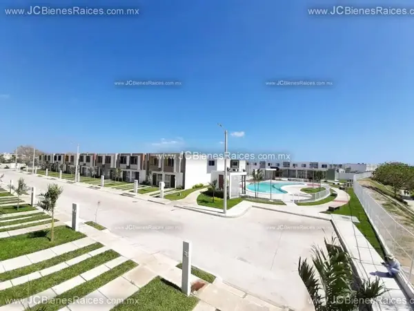 ¡Casa con Alberca y Acceso Controlado! Cerca de Boca del Río. ¡Fovissste sí!