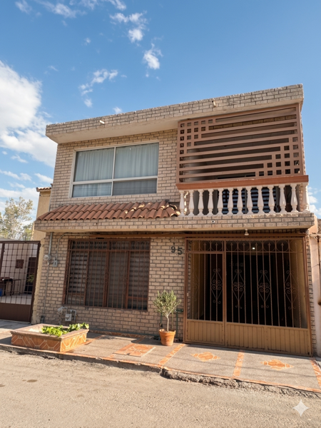 CASA EN VENTA LAS TORRES CON 4 HABITACIONES UNA EN PLANTA BAJA