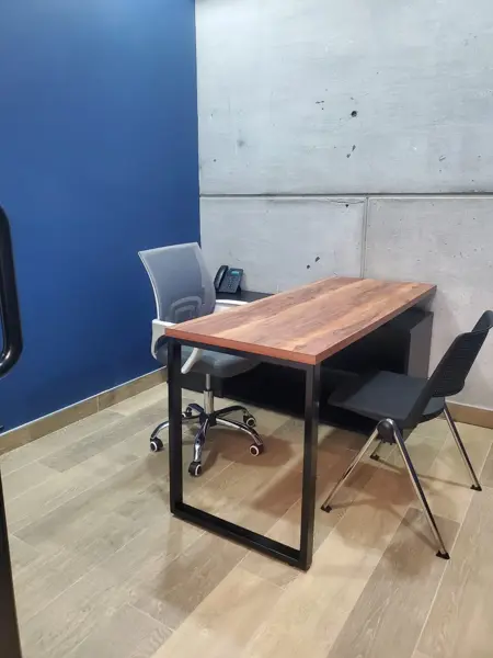 Oficina privada en renta, completamente amueblada y equipada.