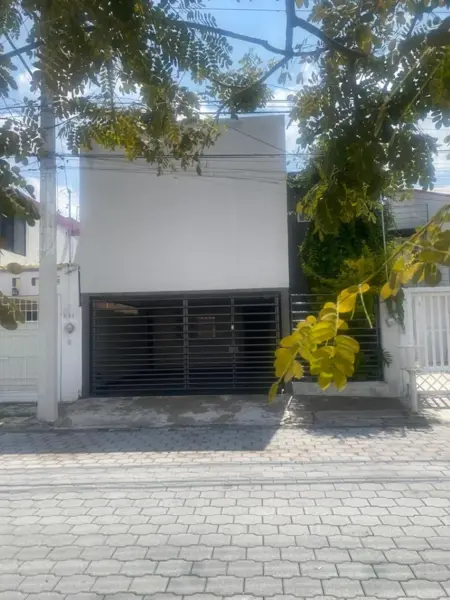 Casa semi-amueblada en Renta en La Joya | Excelente ubicación cerca de Hospitales y Universidades