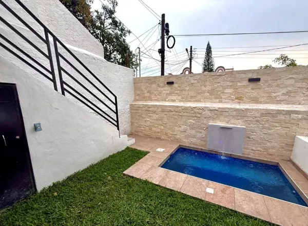 Casa SOLA con jacuzzi y jardín.