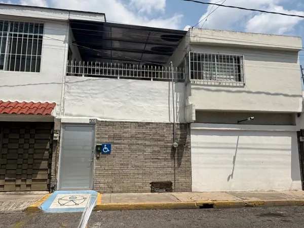 Renta oficina en primer piso. Col. Huexotitla. A una calle de la 43 pte