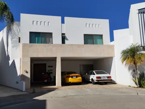 Casa en Venta en La Paloma, Aguascalientes - Espacios Amplios y Jardín Privado