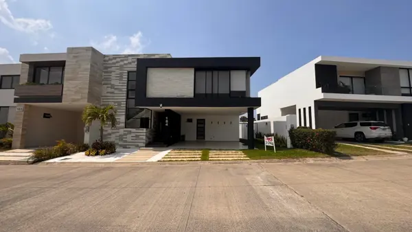 VENTA, Casa Familiar en Punta Tiburón con Paneles Solares. VENTA, Casa Familiar en Punta Tiburón con Paneles Solares.