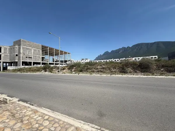 TERRENO COMERCIAL EN RENTA, DOMINIO CUMBRES, ZONA PONIENTE