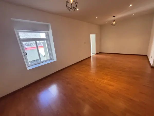 Renta habitación con baño sin amueblar. Col. Centro Histórico de Puebla.  Blvd 5 de Mayo
