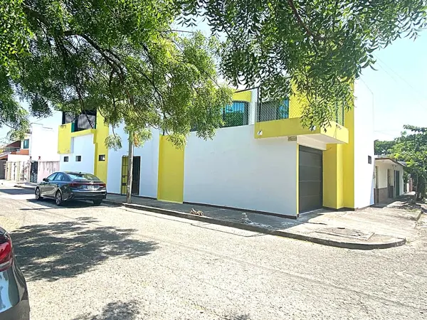 Venta de Casa en Esquina de 2 Niveles con 4 Recámaras en Coyol Magisterio, Veracruz