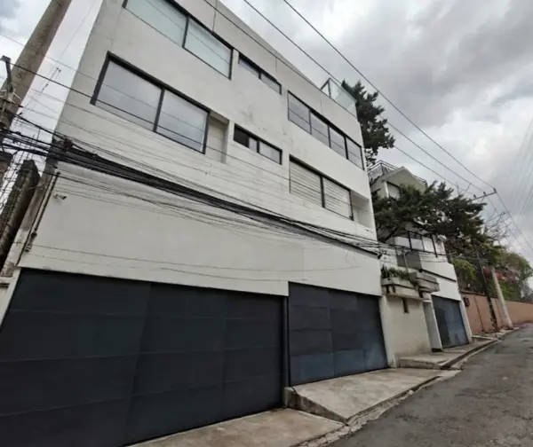 se vende magnífico departamento de dos pisos con jardín privado
