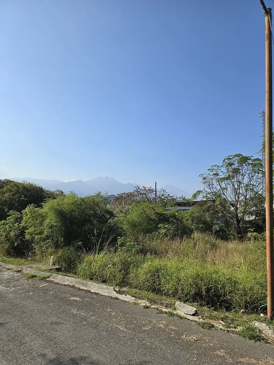 Terreno en venta en Bosques de las Lomas, Santiago — foto 1 de 4
