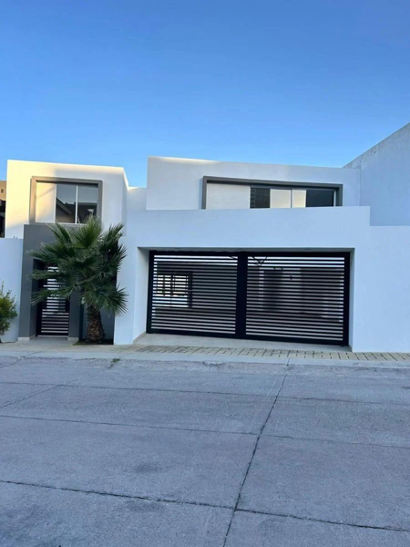 Casa en Venta en Lomas de Gran Jardín, León - Espaciosa y Moderna