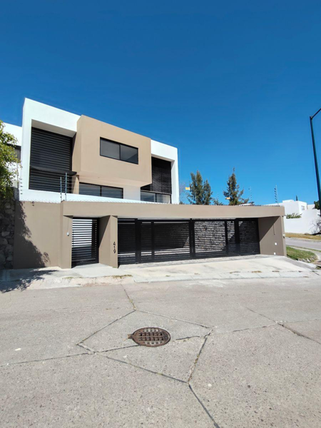 Casa en Venta en Lomas de Gran Jardín, León: Espaciosa y Bien Ubicada