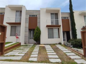 Casa en venta en El Mirador, El Marques, Qro. 2 niveles, 2 recámaras, 2.5 baños  y 2 espacios p auto