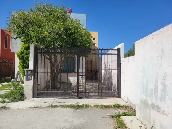 CASA EN VENTA EN ESQUINA EN PASEOS DE CHAVARRA COLINDA CON AV.PRINCIPAL.
