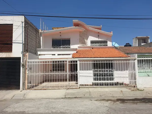 CASA GRANDE  CON 5 RECAMARAS BIEN UBICADA DENTRO DE PRIVADA