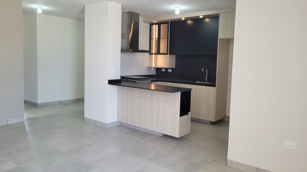 Departamento moderno con alberca y gimnasio, y más amenidades.