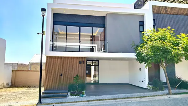 Casa en venta Lomas de Angelópolis, 4 recámaras y sala doble altura en Puebla