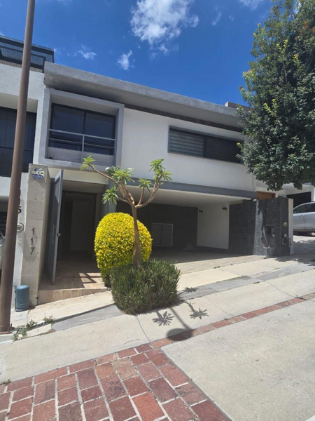 Casa en Venta Frente a Área Verde en Lomas Punta del Este, León