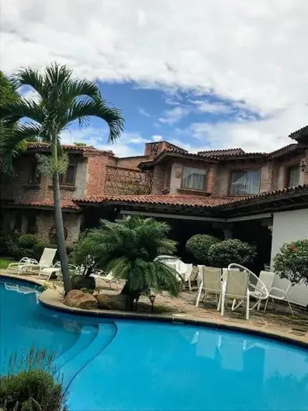 VENDO ESPECTACULAR RESIDENCIA DENTRO DE MARAVILLOSO FRACCIONAMIENTO CON LAGOS, JARDINES