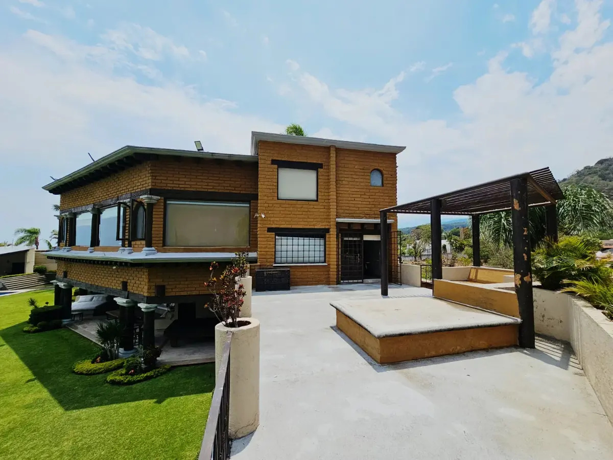 Casa en venta en La Herradura, Cuernavaca — foto 1 de 36
