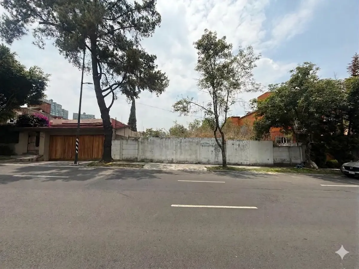 Terreno en venta en Bosques de las Lomas, Cuajimalpa de Morelos — foto 1 de 3