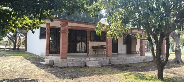 Venta de Casa en Fracc. Los Vergeles de Atotonilco, Morelos con Amplia Superficie