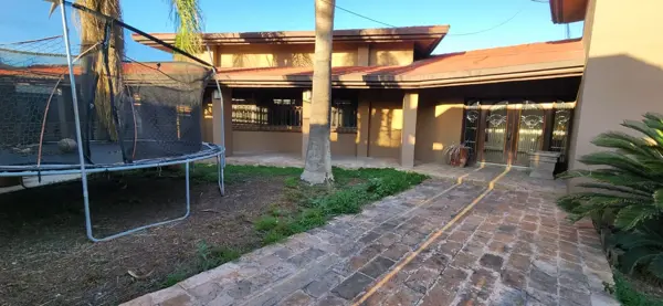 Casa en venta en La Salle, Saltillo — foto 2 de 25