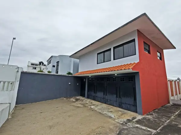 VENDO CASA CON TERRENO EXCEDENTE CERCA DE UNIVERSIDAD CRISTOBAL COLON CAMPUS CALASANZ VENDO CASA CON TERRENO EXCEDENTE CERCA DE UNIVERSIDAD CRISTOBAL COLON CAMPUS CALASANZ