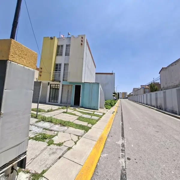 Amplia casa en 3 niveles, en calle cerrada con portón eléctrico  64 m T excedente  Heroes Ozumbilla
