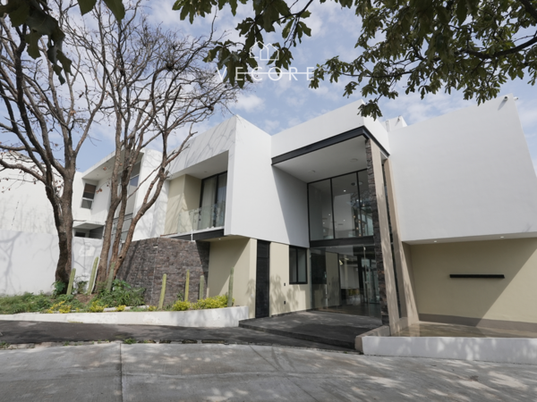 Casa en venta en Fraccionamiento Bugambilias, Zapopan — foto 2 de 32