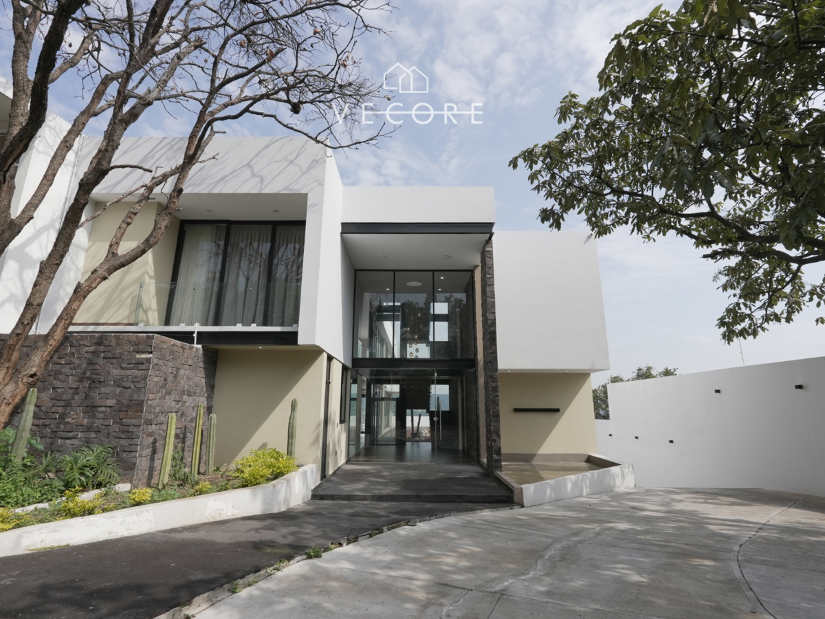 Casa en venta en Fraccionamiento Bugambilias, Zapopan — foto 1 de 32