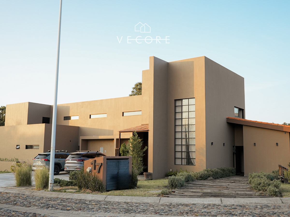 Casa en venta en La Venta del Astillero, Zapopan — foto 1 de 31