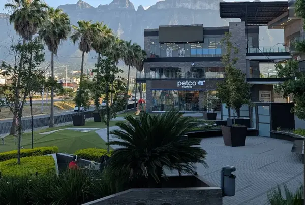 Local en Renta en Puerta de Hierro, Monterrey, Nuevo León 2