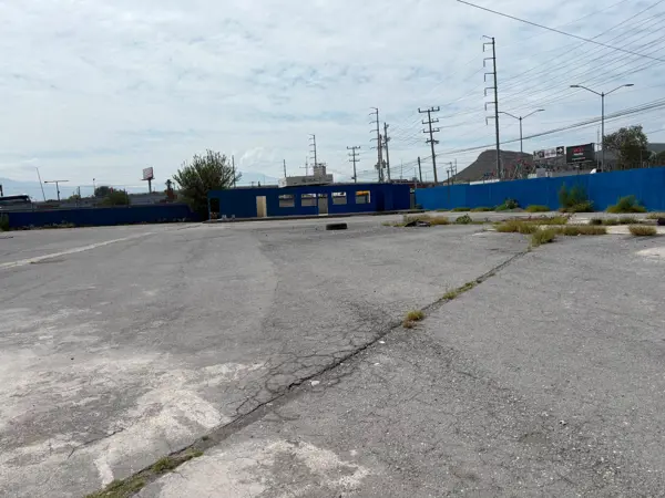PATIO CON OFICINAS ENTRE CARRETERA A MTY Y CARRETERA A MONCLOVA