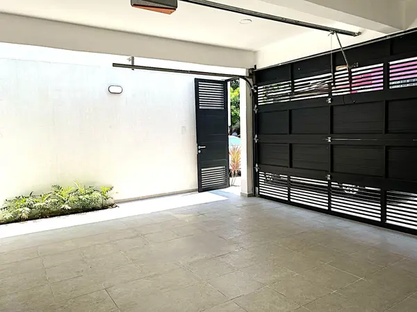 Casa Nueva climatizada lado sombra, 2 niveles, 3 recamaras, Bi cochera, portón eléctrico, Col Villa