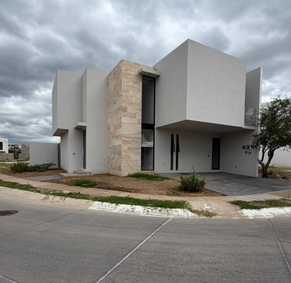 HERMOSA CASA EN VENTA EN VALLES B, FRACCIONAMIENTO EL MOLINO ZONA NORTE DE LEÓN | $5,050,000