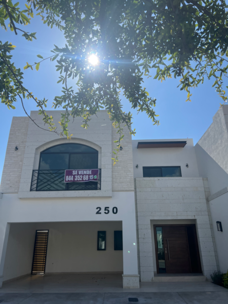 Casa en Rincón de los Encinos, Saltillo, Coahuila de Zaragoza