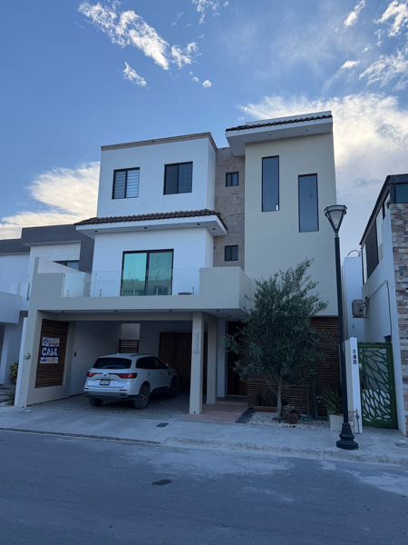 Casa en Venta en Torrealta, al Norte de Saltillo | 5 Recámaras, Roof Garden, Oficinas y Seguridad Casa en Venta en Torrealta, al Norte de Saltillo | 5 Recámaras, Roof Garden, Oficinas y Seguridad