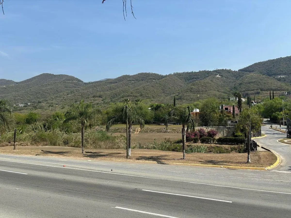 Terreno en venta en Bosques de las Lomas, Santiago — foto 1 de 18