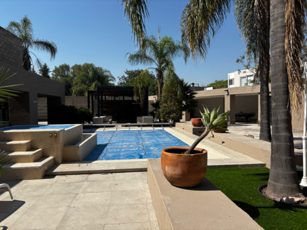 Venta de Casa en Jurica, Querétaro - 6 Recamaras Espacios Amplios con Ubicación Privilegiada
