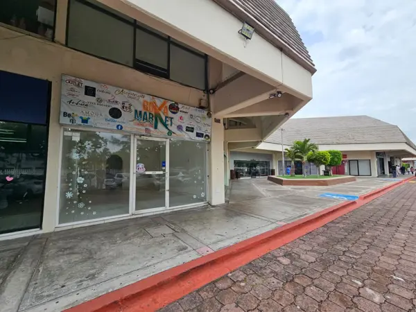 Rento Local Comercial en Plaza Mocambo en Boca del Río (SOLO CON FIADOR )