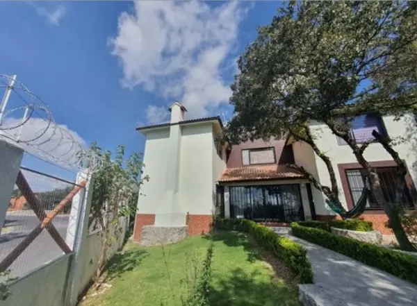 Casa en Remate Bancario en Cumbre Los Encinos, Puebla: Amplios Espacios y Confort