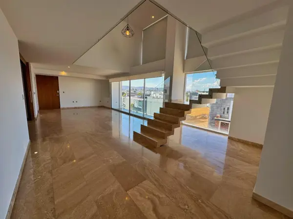 HERMOSO PENTHOUSE DE 2 PISOS EN LOMAS DE ANGELÓPOLIS