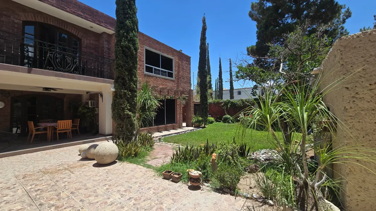 Vista 2 de Casa con un espectacular jardin