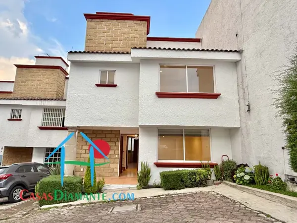 Casa en privada con 4 recámaras y terraza interior