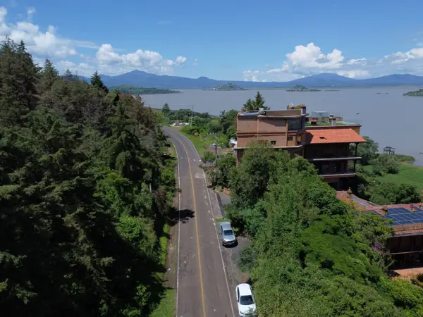 Terreno con vista al Lago de Pátzcuaro, sobre carretera, frente a hotel Ucazanaztacua