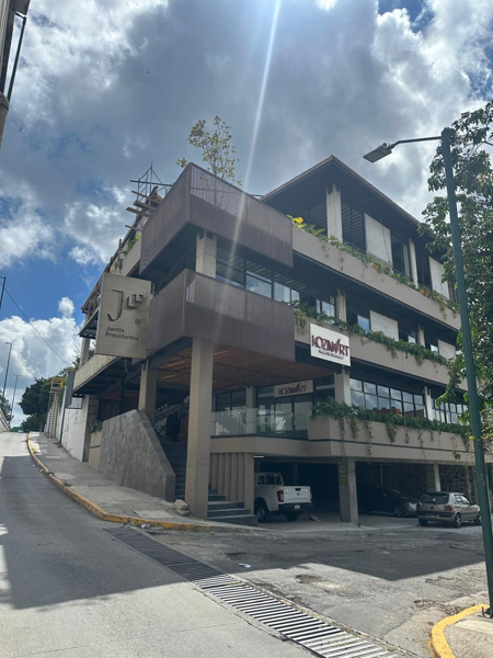 En renta local planta baja de 75 m2 en la nueva Plaza Jardín Presidentes.