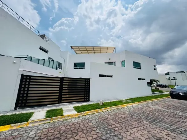 Casa En Venta En Lomas Del Valle, Puebla, En Esquina Con Jardín