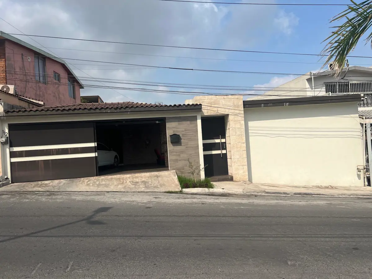 Casa en venta en Cumbres 4to Sector, Monterrey — foto 1 de 38