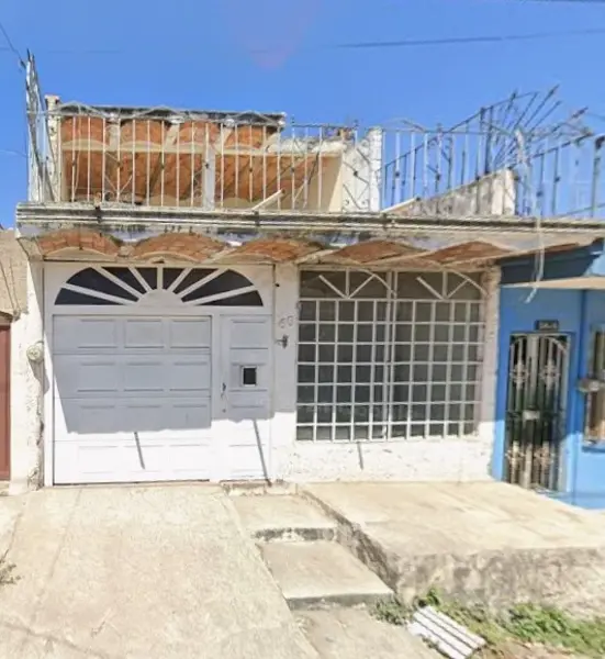 Venta de Casa en Santa Cecilia, Tepic: Amplio Espacio con Acceso a Servicios