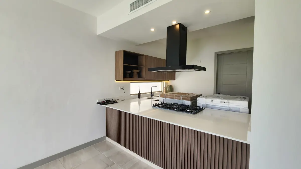 Vista 2 de Casa en Venta en con 4 recámaras, una en planta baja, en Viñedos